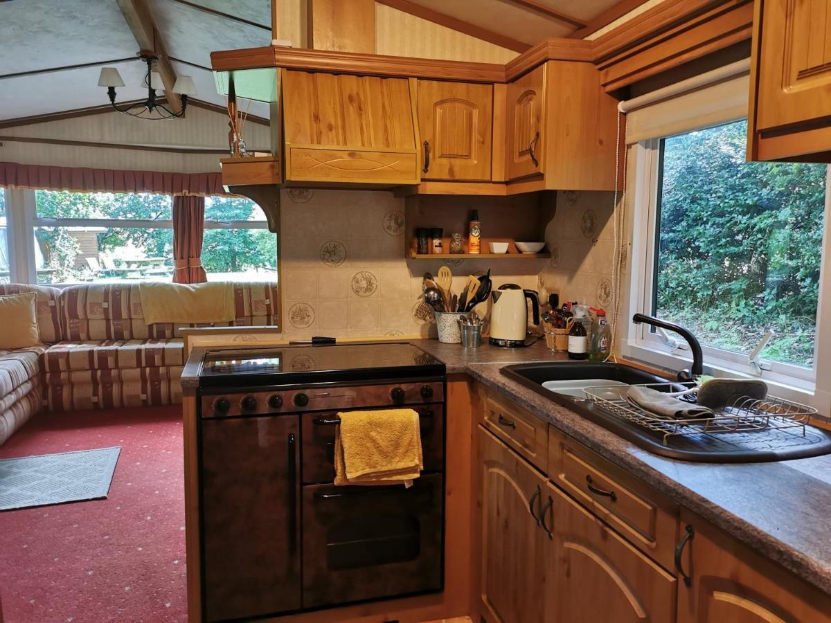Doughery Den The Dark Hedges Hideaway Armoy Exterior photo